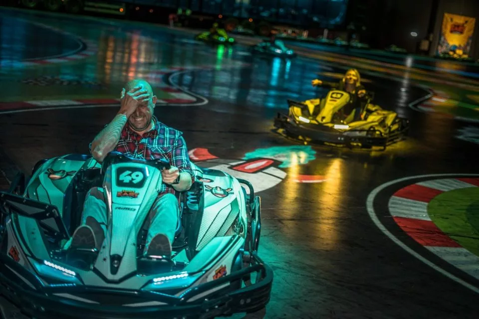 Homme dans un kart recevant un missile dans BattleRace à BattleKart Nantes