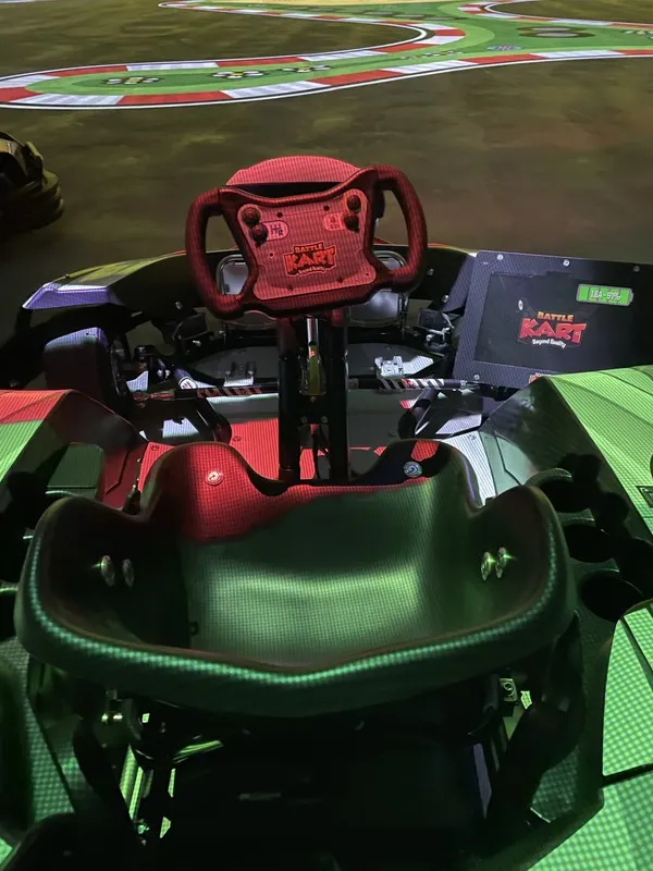 Vue immersive depuis un kart sur la piste à BattleKart Paris-Ouest-Dreux