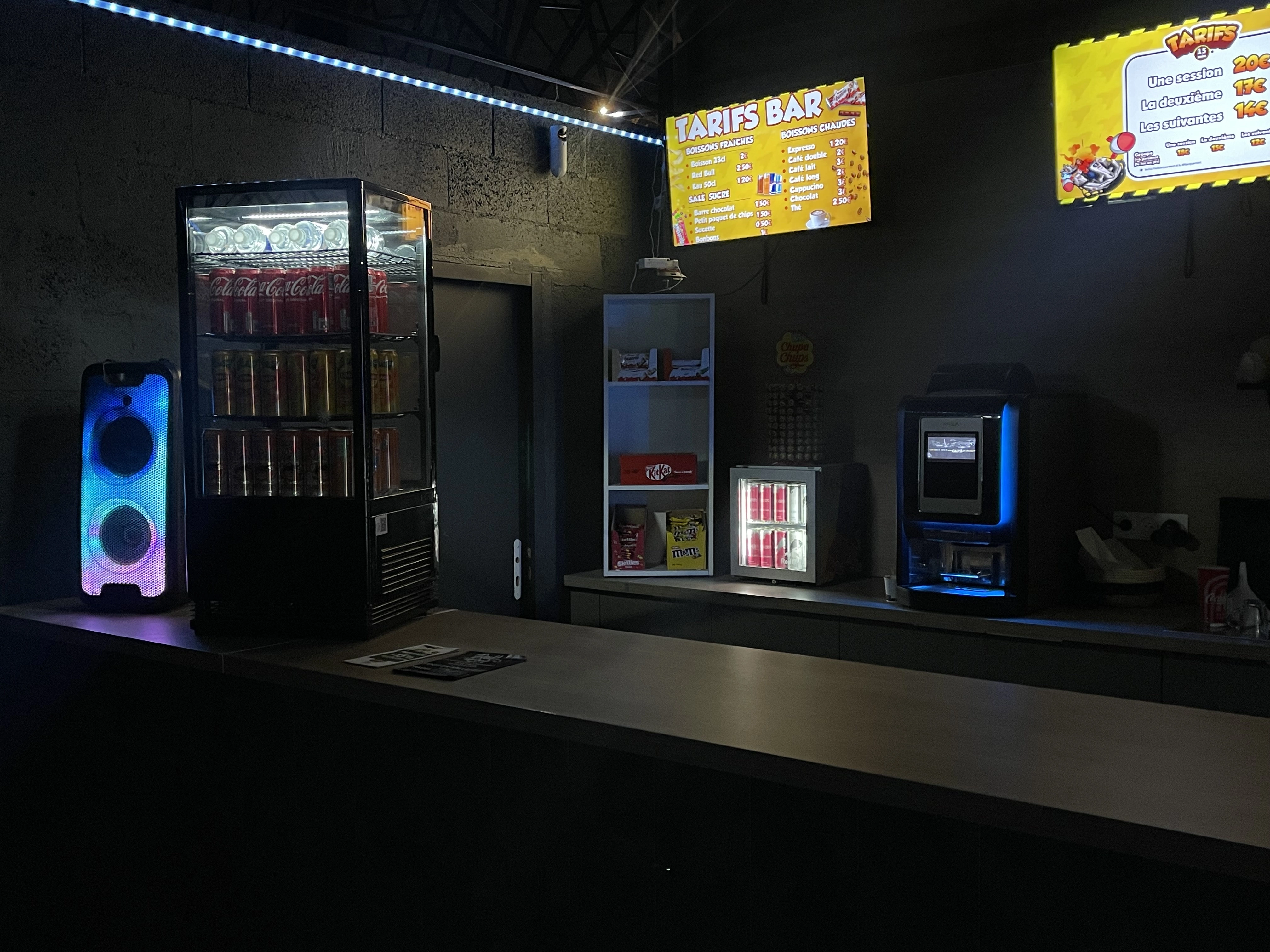 Espace bar avec boissons et snacks à BattleKart Paris-Ouest-Dreux