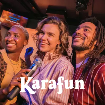 Des joueurs chantent et s’amusent dans une salle KaraFun, incluse dans l’offre ValEnGame.