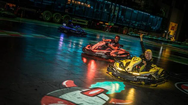 Femme enjouée dans un kart lançant un missile dans BattleRace à BattleKart Nanes