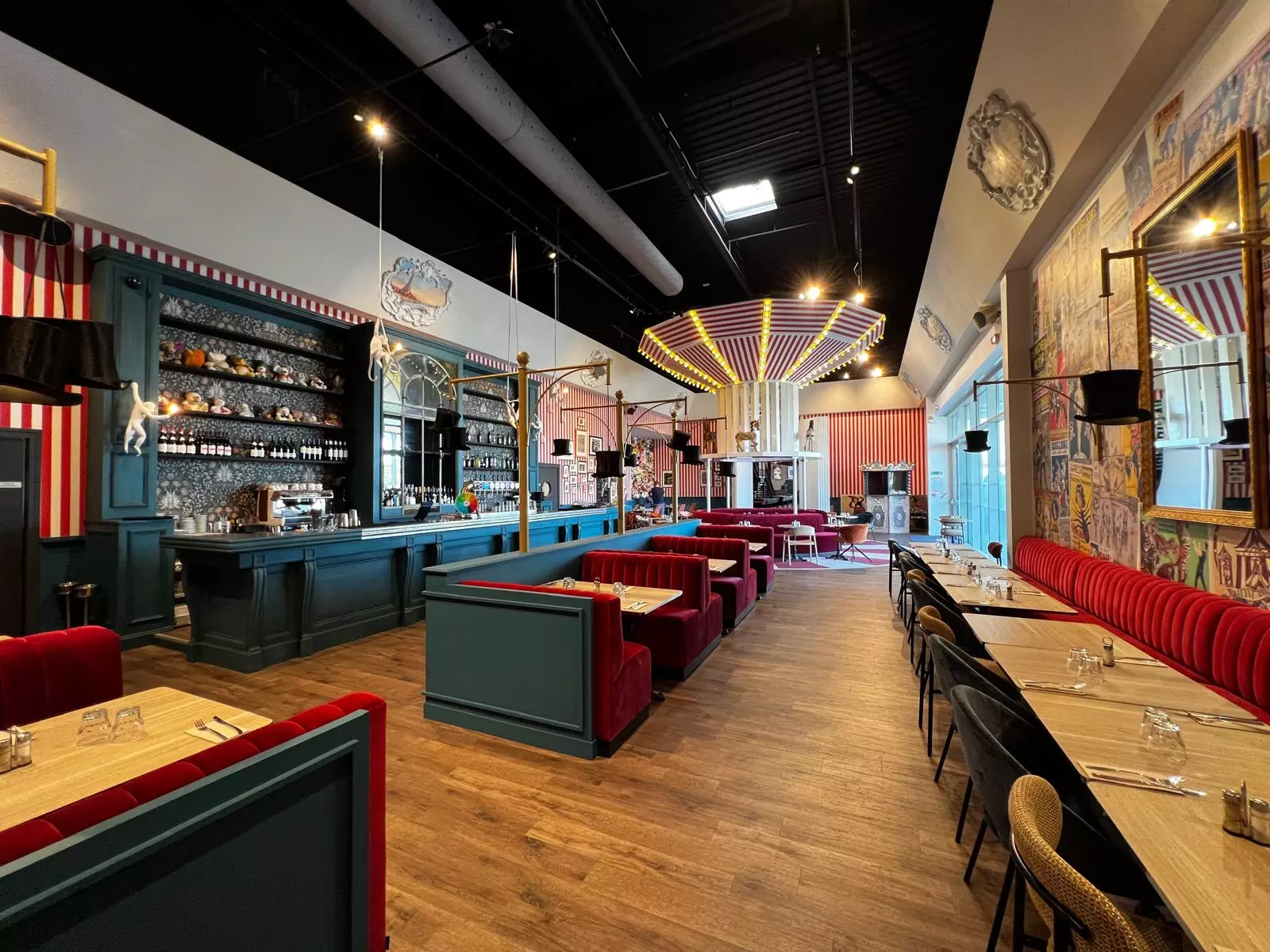 Restaurant - carrousel - plats - burgers - planches 