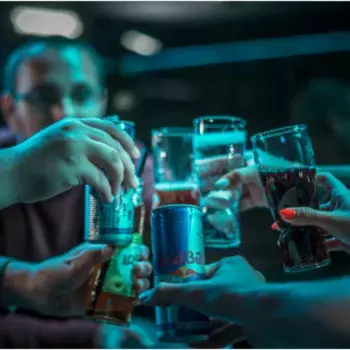 Les joueurs consomment des boissons au bar de BattleKart et trinquent ensemble.