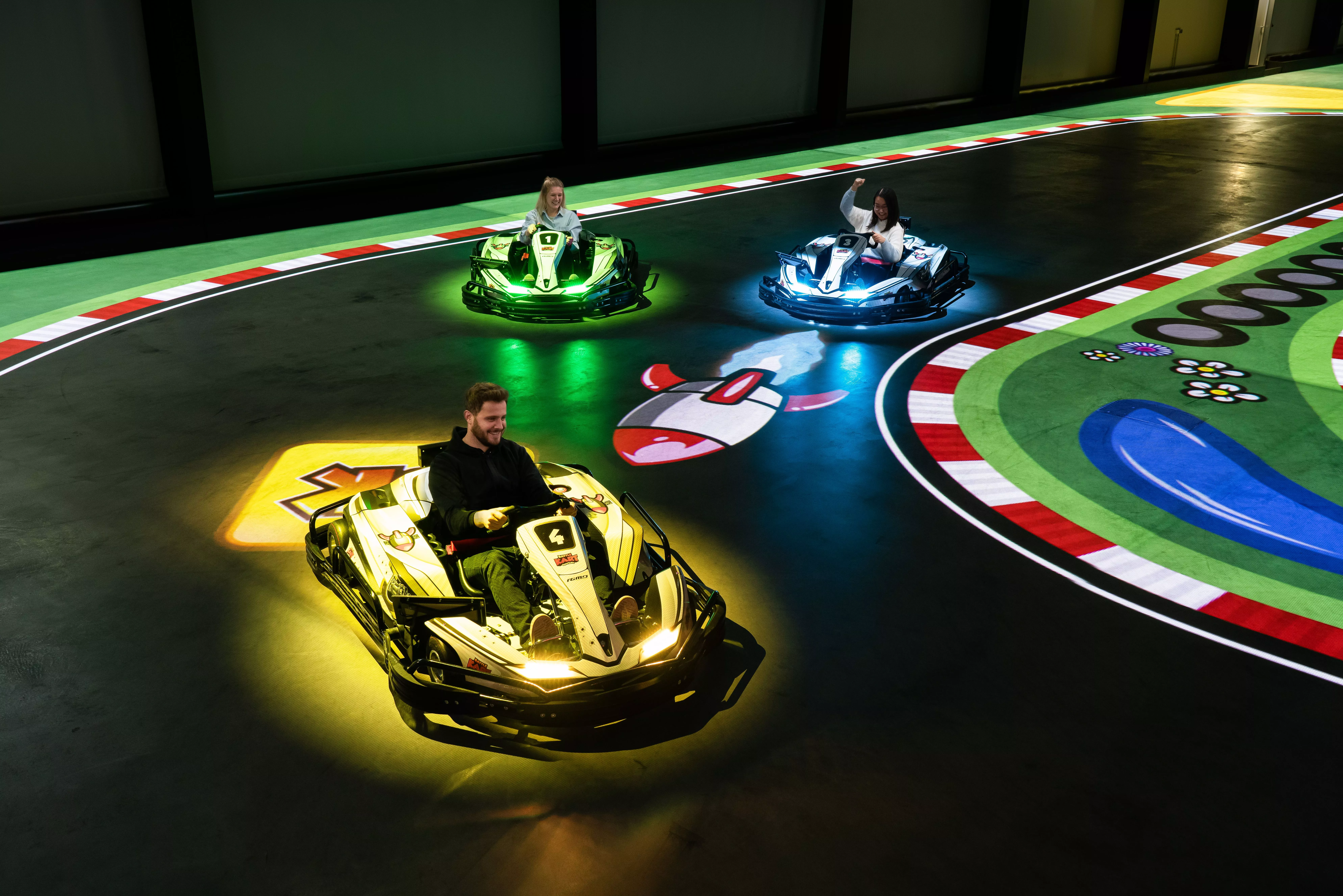 Spieler erleben BattleKart in einer interaktiven Indoor-Kartarena. Auf der Strecke werden digitale Spiel-Elemente wie Raketen und Power-Ups projiziert, während die Spieler mit elektrischen Karts gegeneinander antreten. BattleKart Dresden verbindet reales Kartfahren mit Videospiel-Elementen und sorgt so für ein einzigartiges Erlebnis für Freunde, Familien und Teamevents.