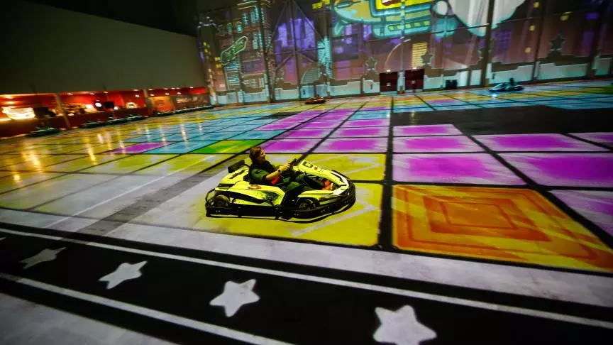 C’est un mélange entre le karting et un jeu vidéo qui fait son apparition dès ce samedi à la Cité des Congrès de Valenciennes. Du 14 au 22 février, Val en Game et son BattleKart ouvre en avant-première, avant un lancement prévu mi-avril. Une expérience totalement immersive.